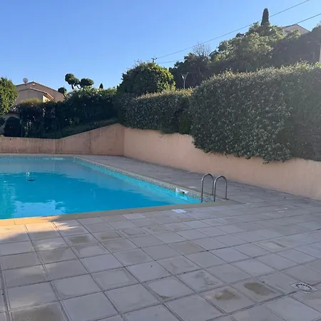 2 Pieces Avec Vue Dans Avec Piscine